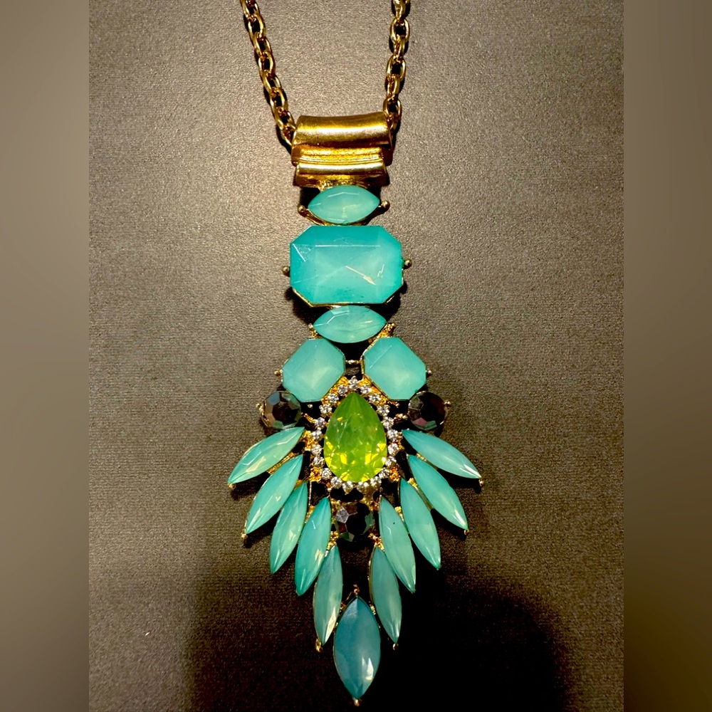 *NEW* beautiful necklace with turquoise and gold pendant